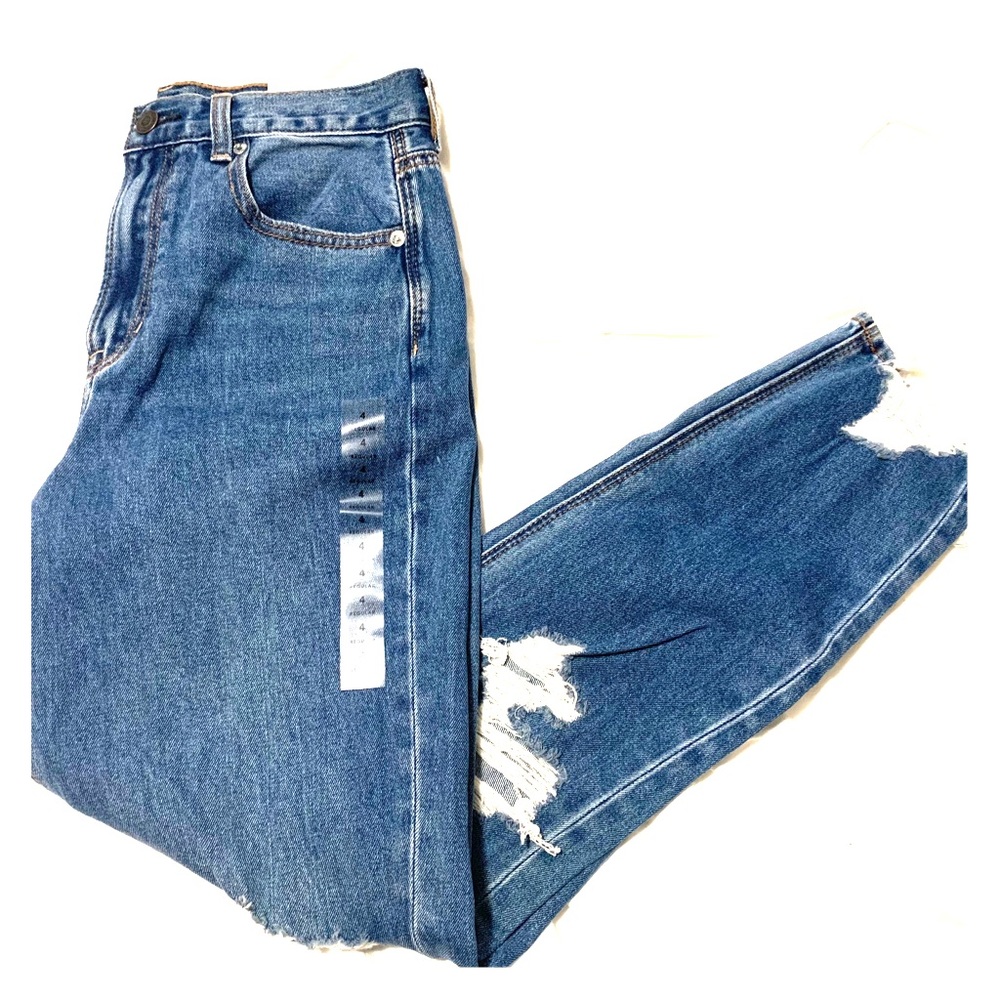 🌟 NWT American Eagle Mom Jeans-Distressed. Size 4